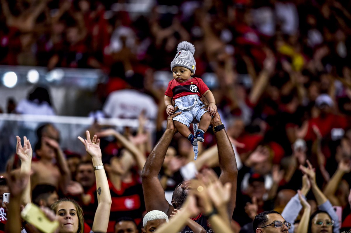 Flamengo's tweet photo. O bebê Alexandre De Arrascaeta conheceu o ídolo que inspirou o seu nome, hoje, no Ninho do Urubu. Em breve, novidades e uma matéria muito especial na FlaTV+

#CRF 

📸: Marcelo Cortes /CRF https://t.co/FjzawdDGbA