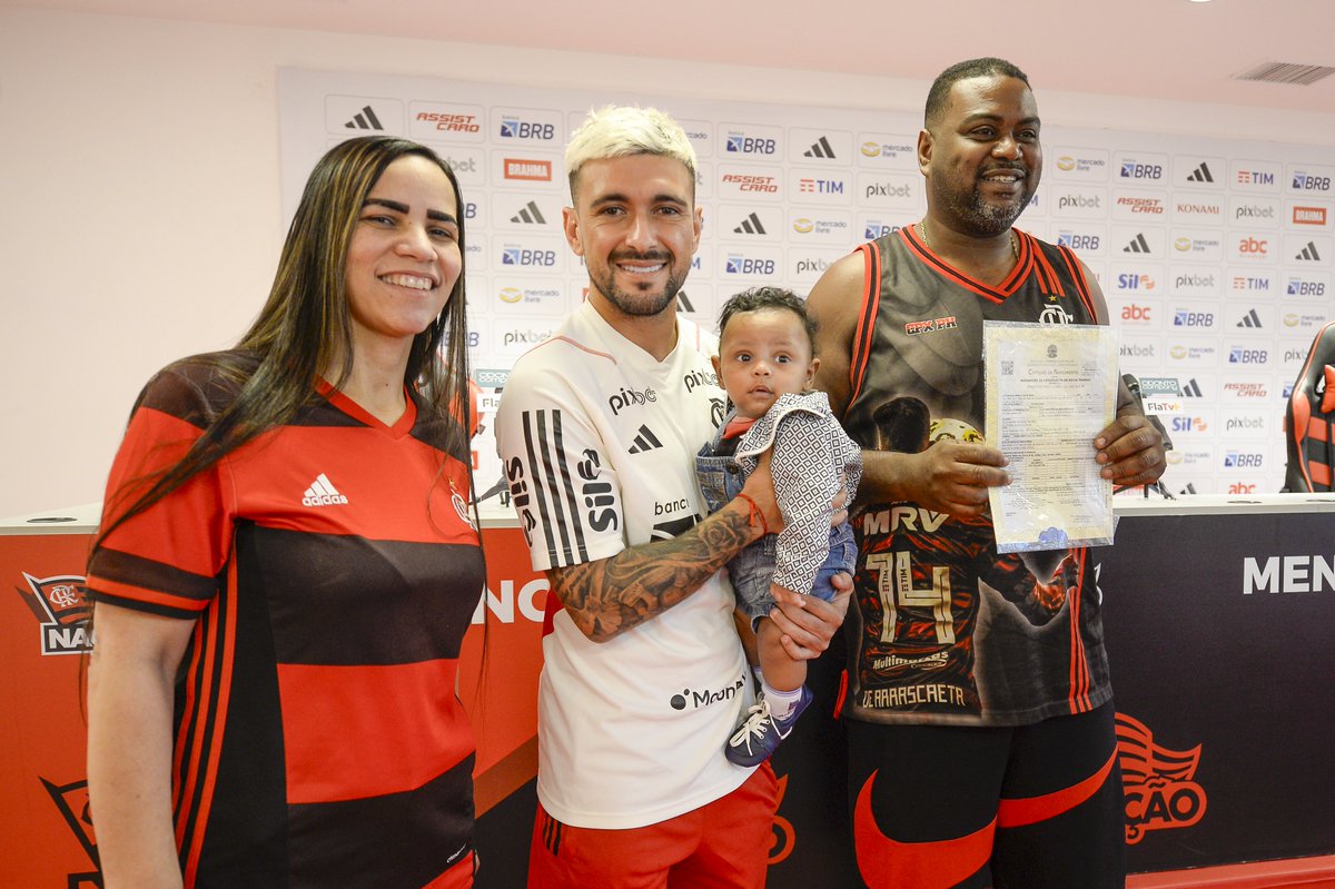 Flamengo's tweet photo. O bebê Alexandre De Arrascaeta conheceu o ídolo que inspirou o seu nome, hoje, no Ninho do Urubu. Em breve, novidades e uma matéria muito especial na FlaTV+

#CRF 

📸: Marcelo Cortes /CRF https://t.co/FjzawdDGbA