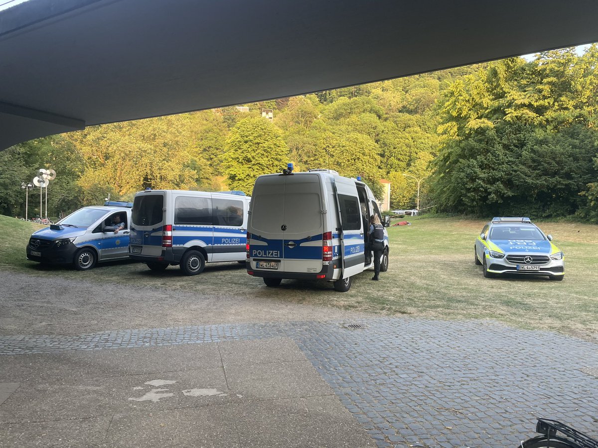 Wenn in #freiburg junge Leute sich friedlich für eine Rapjam im Park treffen, reitet noch vor Beginn ne Meute BFE ein, beschlagnahmt Material ohne ein Gespräch zu suchen. 
Jetzt soll auch noch das Auto mit Anlage abgeschleppt werden.

Wie sehr kann man Subkultur mit Füßen treten?