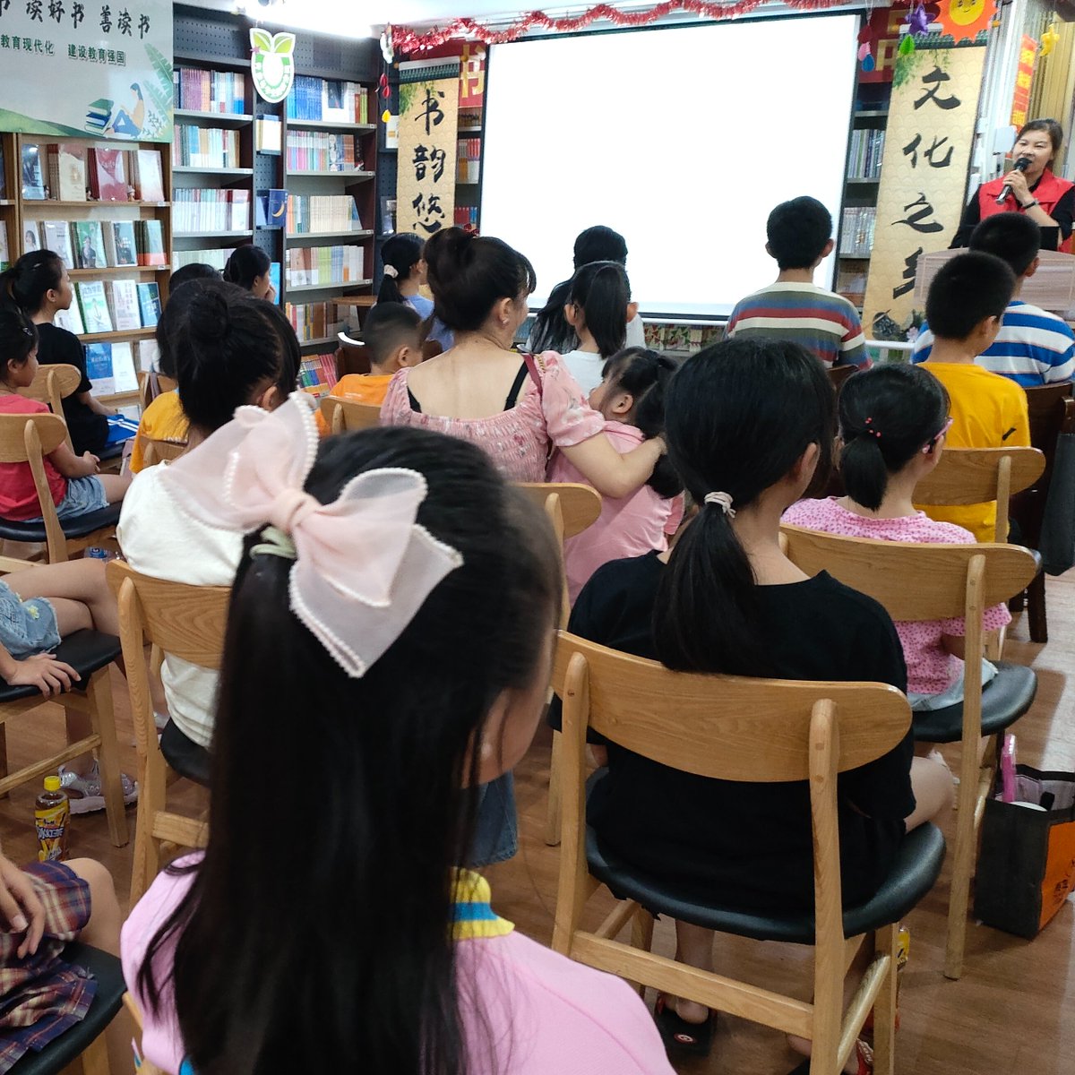 #AwesomeKids
📖📖 Countless weekend #reading sessions have been held regularly in #Wenchang for years. They are valuable events for kids in addition to their academic programmes, and great opportunities to invite them to the fun of reading.📒📓