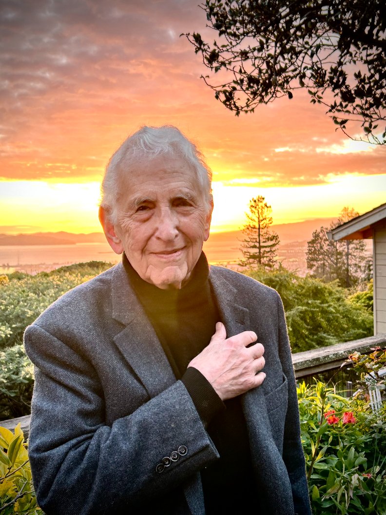 My dear father, #DanielEllsberg, died this morning June 16 at 1:24 a.m., four months after his diagnosis with pancreatic cancer. His family surrounded him as he took his last breath. He had no pain and died peacefully at home. commondreams.org/opinion/daniel…