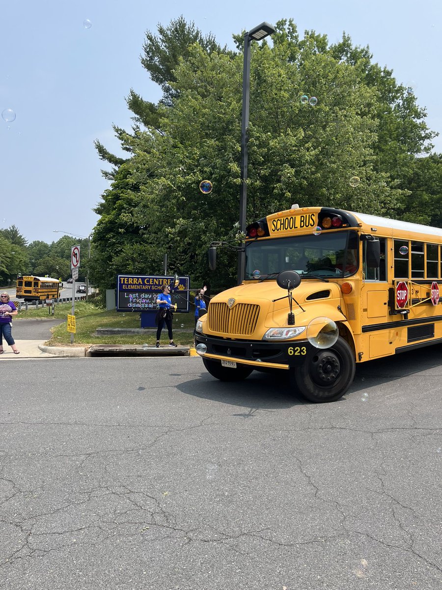 TerraCentreES's tweet image. Our last day started with a 6th grade clap-in, 6th grade vs staff Connect 4, and ended with a staff goodbye complete with bubble- thanks for a great year Tigers❤️🐯🫧