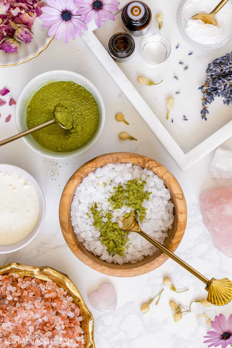 These Green Tea Bath Soak recipes are made with a variety of natural ingredients including essential oils & pink Himalayan salt for a luxurious bath experience.  #bath #greentea #diybeauty
Green Tea Bath: Benefits + 5 Ways to Make it alifeadjacent.com/green-tea-bath/ via @alifeadjacent