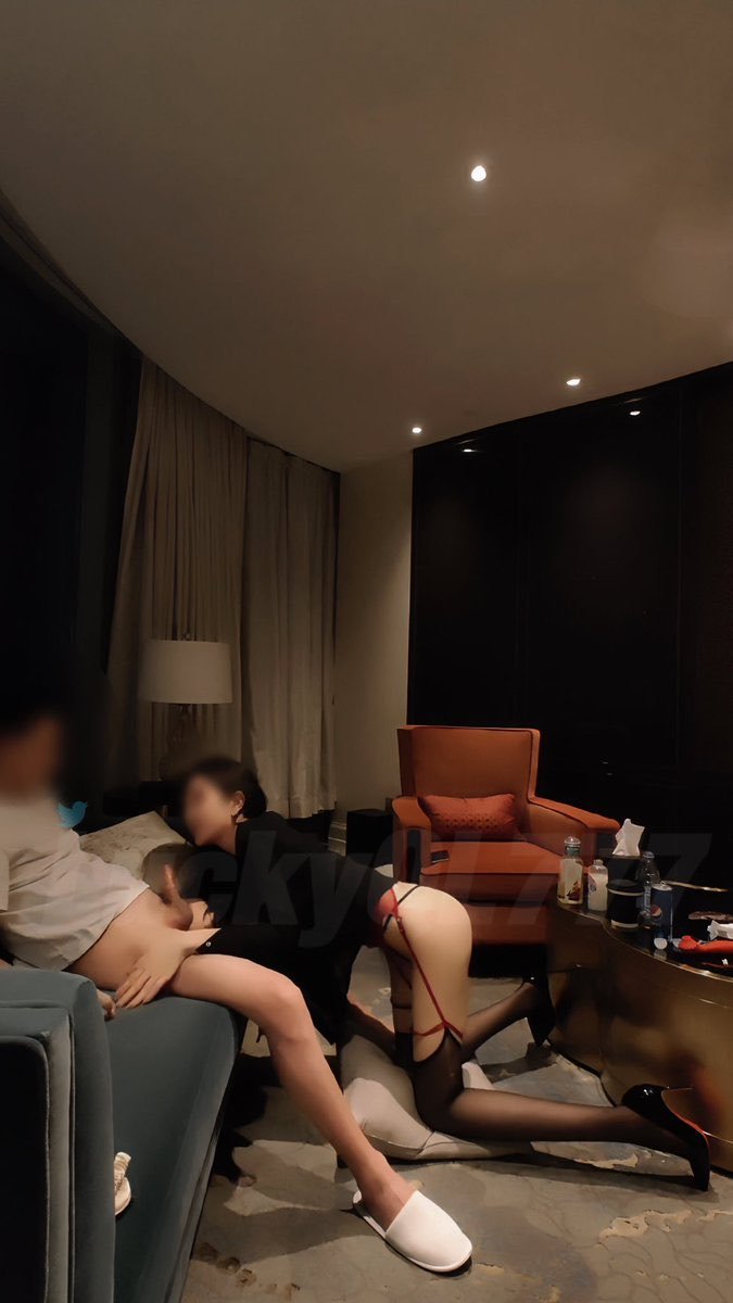 Lucky Baby - 原创
～～～～～～～～～～

你喜欢操这么骚的我吗？

#丝袜 #美腿 #Ntr #3P #广州
更多作品请访问 糖心Vlog 👉Tx003.tv