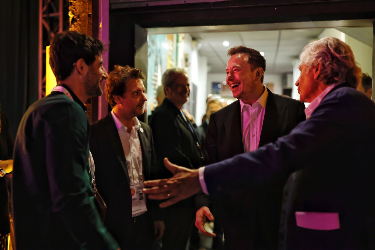 VivaTech's tweet image. Spotted behind the scenes 👀

Guess who's making their way to the stage?
@ElonMusk... we see you! 

LIVE HERE at #VivaTech 👇