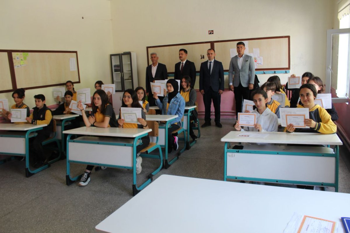 ataturk_candr's tweet photo. Okulumuzda son ders zili çaldı.
Karne heyecanımıza İlçe Milli Eğitim Müdürümüz Sn.Bayram KAPAL ile İlçe Kaymakamımız Sn. Tugay CİNGİRT de ortak oldu.  @Candirmem @tugaycingirt @ziyapolat73 https://t.co/H5ZjAslKMr