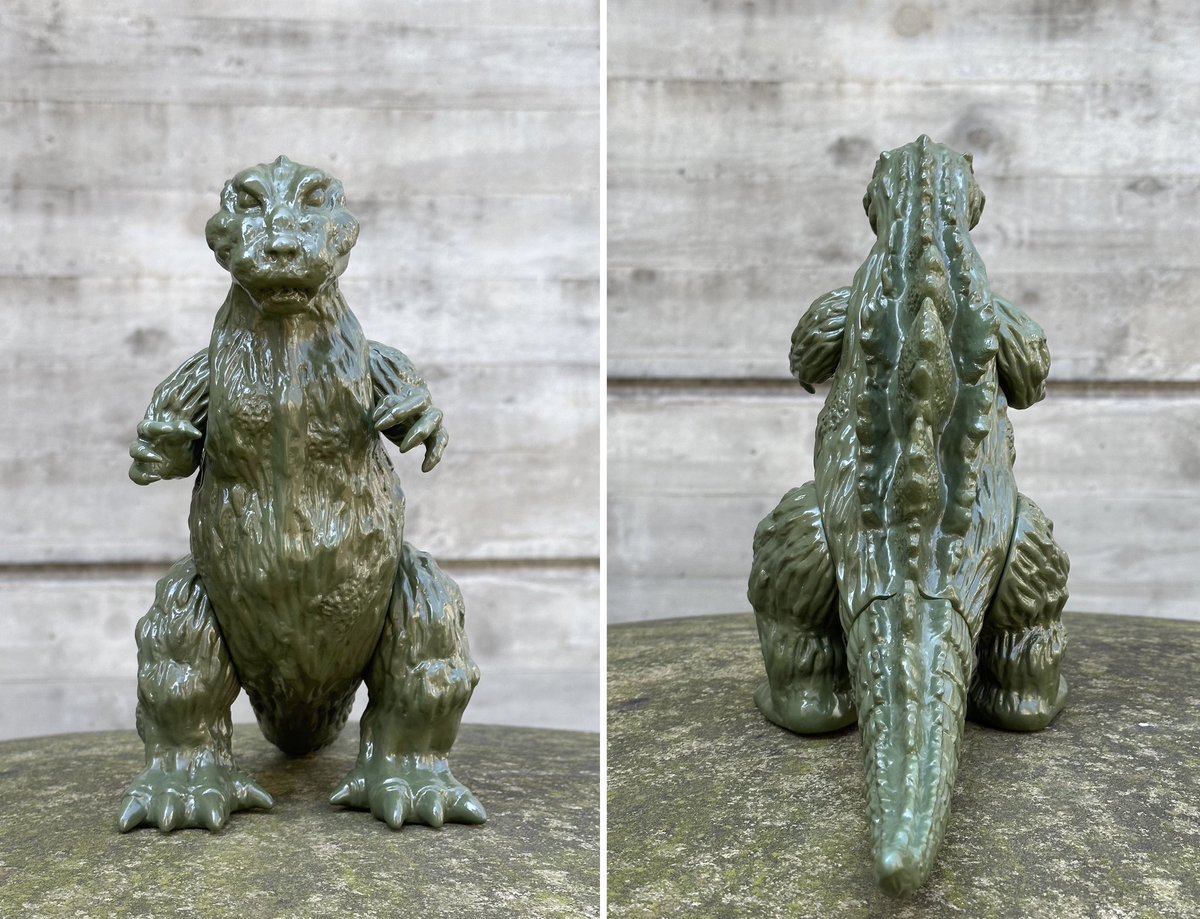Shin_Gojira_66's tweet photo. M1GO ゴジラ '54マケット✨✨
このゴジラには木製の台座が付属していますが、この写真では意図的に省略しています。
このフィギュアは素晴らしいモデリングで、プロポーションも非常によく、粘土色のビニールで未塗装でキャストされています。
#M1Go #ゴジラ #マケット https://t.co/VYXvbqwjwL