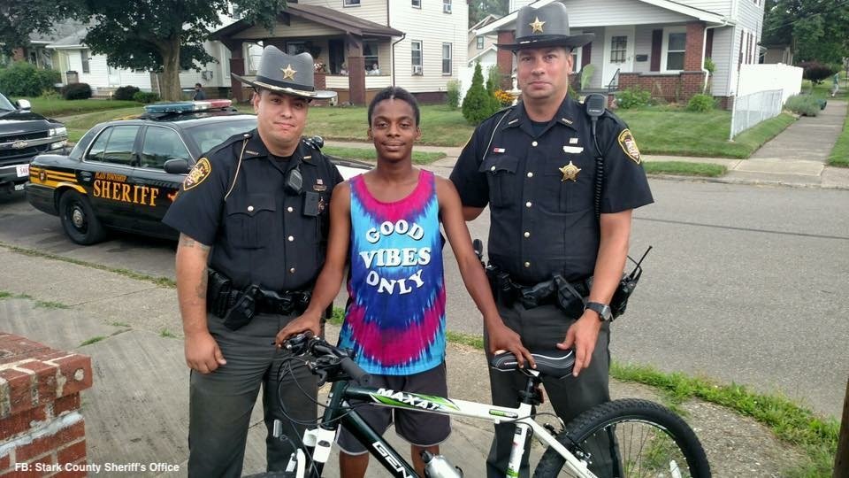 EpochInspired's tweet photo. "On Sunday, August 6th deputies on afternoon shift stopped at 38th St. at Whipple Ave N.W to check on Shavon Newman who appeared to be working on an old rusted bicycle.
Shavon explained to deputies that his bike was his method of transportation to and from work every day. He lives on Fawcett Ave N.W and he works at a restaurant in Jackson Twp.
Unfortunately, his bike could not be repaired due to the age and rust on the bike. Deputies gave him a ride home so he wouldn't have to walk all the way with his broken bike.
Afternoon shift deputies were told the story of young Shavon Newman and it touched their hearts. Today deputies White and Miller along with Sgt Cook went to Shavon Newman's residence to present him with a brand new bicycle.
Seeing the excitement in Shavon's face as he tried out his new bike proved to us all that if anyone was deserving of this small token of kindness he was truly the one. Keep up the good work Shavon your brothers and sisters at the Sheriff's office have your back."

Credit: Stark County Sheriff's Office - https://t.co/4yg5TfnWYT

⭕️ Follow @EpochInspired for more interesting content everyday!