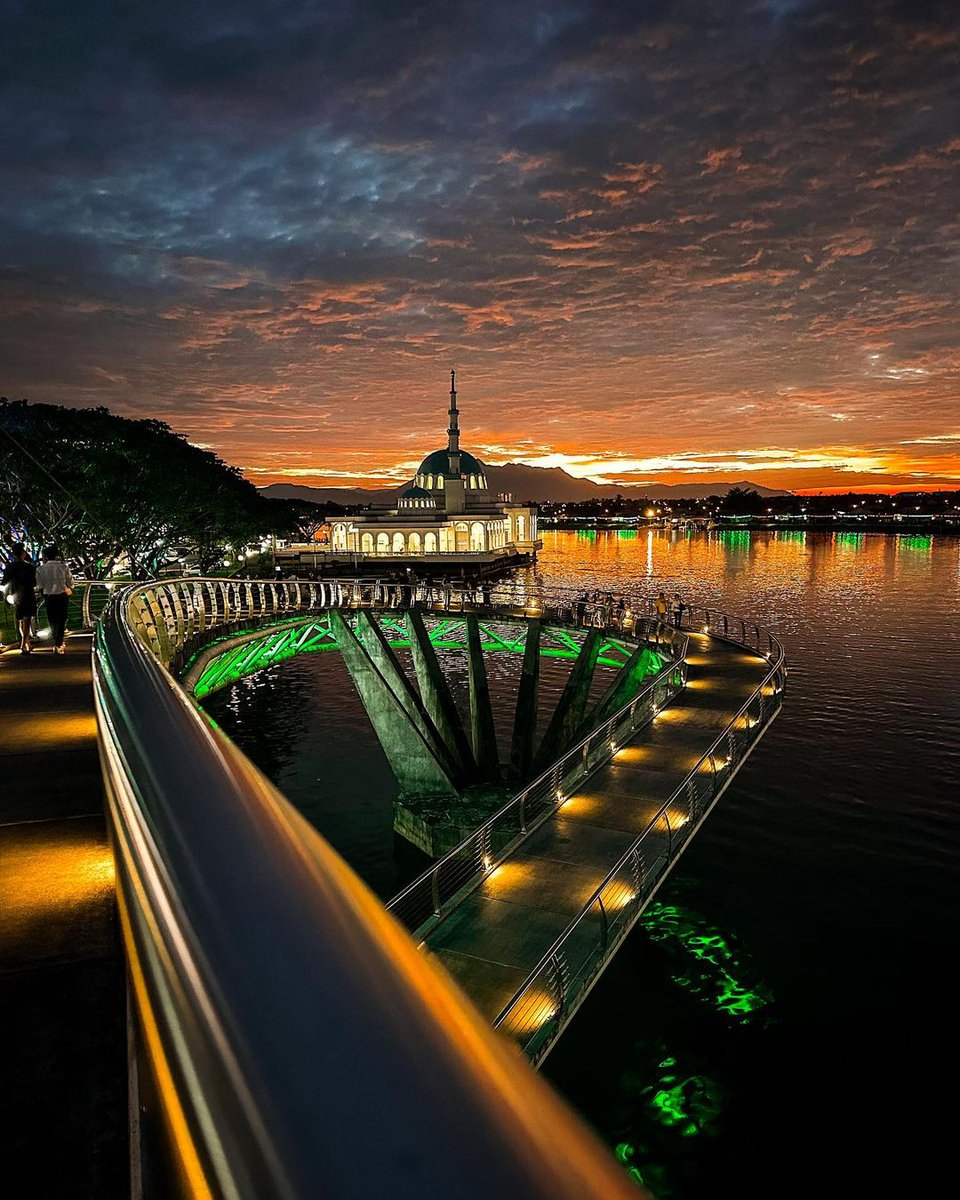 The glorious cinematic view of Sarawak Riverbank  sunset with cosmopolitan vibes.

A view that a 1000 words can't describe.

📍 Kuching Waterfront, Sarawak
📷@aazmeeriskndr

#MalaysiaTrulyAsia #InilahMasanya #CutiCutiMalaysia #discovermalaysia #Sarawak #TourismSarawak #Kuching