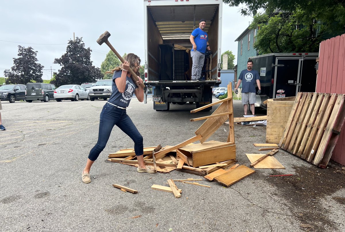 WDTNKelleyKing's tweet photo. We are hard at work with our @NXSTMediaGroup @WDTN Day of Caring at @Habitat_org #NexstarCares #NexstarNation #DayOfCaring #WDTN #WBDT @DaytonsCW https://t.co/IlM3I6w6RW