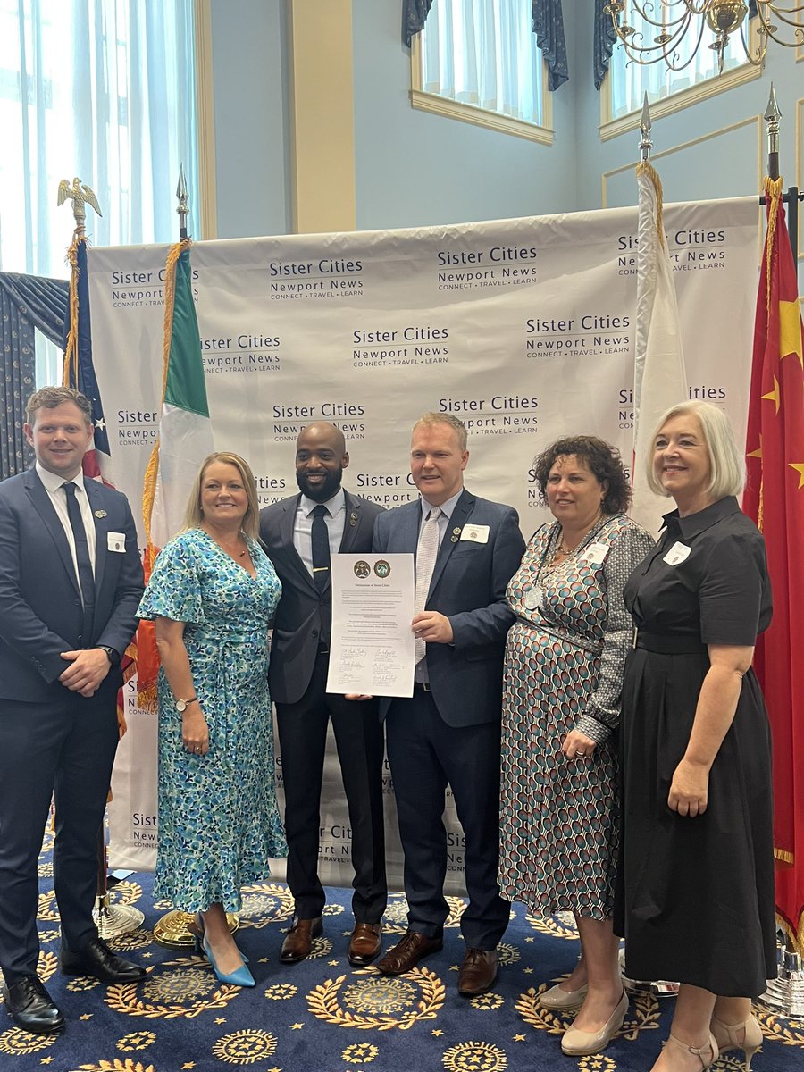 “Signed, sealed, delivered.” 🫱🏾‍🫲🏻🖊️

On behalf of our Mayor and City Council, I was honored to sign the twinning agreement that formalizes a strong bond of friendship between @CityofNN and @Corkcoco #SisterCity 
🇮🇪 x 🇺🇸 #uNNity