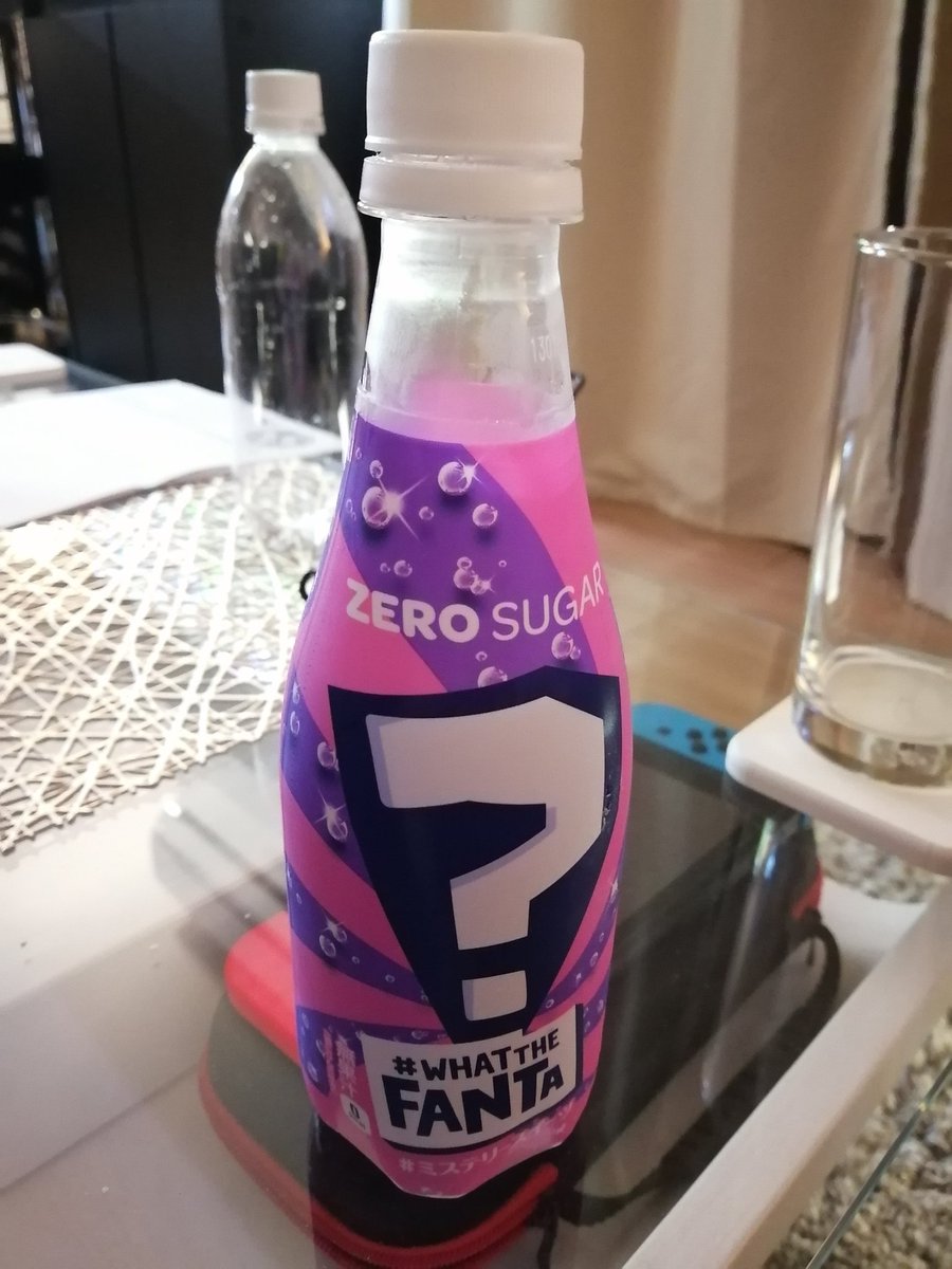JapanLifeTV's tweet image. Hab gerade mal die neue Mystery Fanta probiert. Schmeckt sehr seltsam. Schwer zu definieren. Aber irgendwie Beeren oder so schätze ich mal.