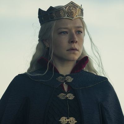 Uma camisa de arco-íris não vai fazer com que suas crianças virem gays mas Emma Darcy como Rhaenyra Targaryen em House Of The Dragon com certeza vai