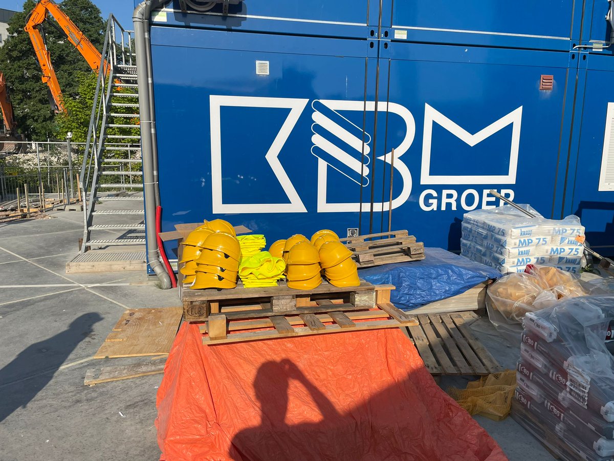 BouwendNL's tweet photo. Notting Hill telt straks een grote variatie aan woningen: van starterswoningen tot ruime maisonnettes en penthouses. KBM Groep en AW Groep gaven leerlingen van VMBO leerjaar 2 en @LydiaBNL een rondleiding op de Onderwijsdag van de Bouw.  🏗 https://t.co/F4CVL52d5I