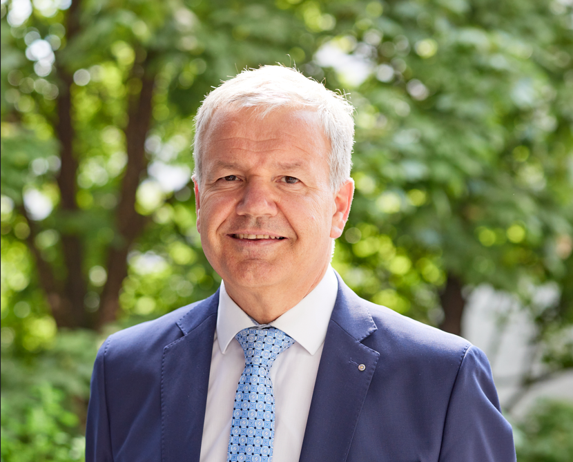 Felix Weber, Vorsitzender der Geschäftsleitung: «In den letzten 10 Jahren ist das Unfallrisiko in der Arbeit gesunken. Mehr #Arbeitssicherheit wirken sich positiv auf die #Prämien aus und stärken den #Werkplatz Schweiz.»
to.suva.ch/3CxjTY4
#Bilanmedienkonferenz4/4