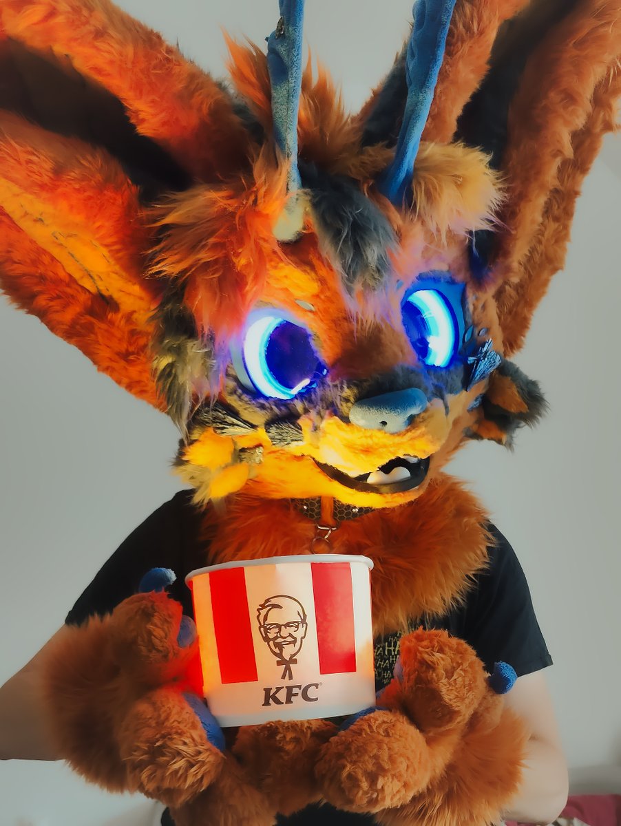Happy nuggies friday

#FursuitFriday #furry #furryfandom #kemonofursuit
