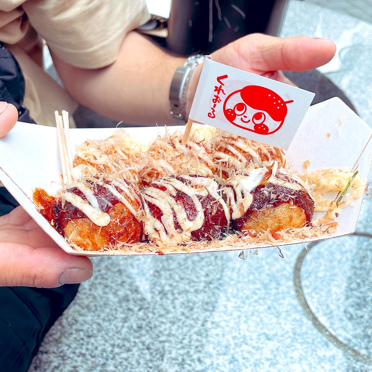 大阪、たこ焼き食べたよ〜😊✨

基本ずっと車椅子移動だったんだけど、USJで並んでるときにポール移動してくれた4人組の男子たち、ありがとうございました！(大学生くらいかな？)

ネタはあるけど、マンガ描く体力がないや…(笑) https://t.co/Yq24QDAjny