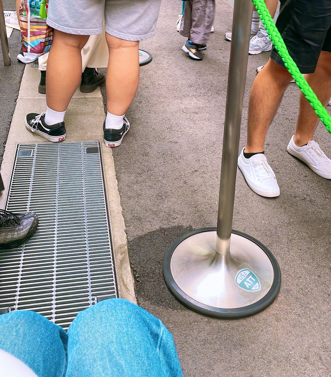 大阪、たこ焼き食べたよ〜😊✨

基本ずっと車椅子移動だったんだけど、USJで並んでるときにポール移動してくれた4人組の男子たち、ありがとうございました！(大学生くらいかな？)

ネタはあるけど、マンガ描く体力がないや…(笑) https://t.co/Yq24QDAjny