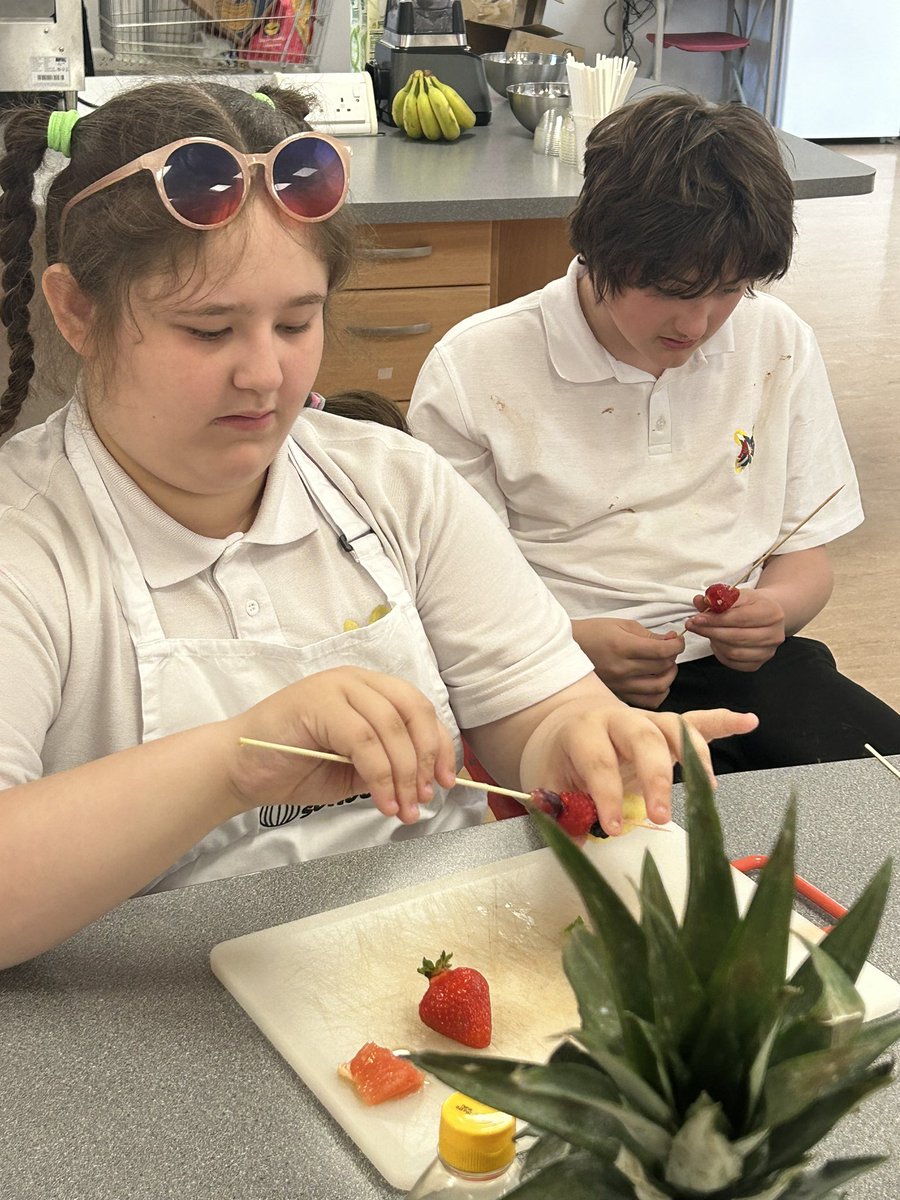 We had a great time at <a href="/AshtonSecondary/">AshtonSecondary</a> doing this sensory fruit class 🥝🍉🍓 the student and staff were absolutely brilliant! Thanks <a href="/barnhill_farm/">Barnhill Farm</a> for the awesome fruit haul! We loved tasting so many new things 🤩 <a href="/Hub_Internation/">Hi!</a>
