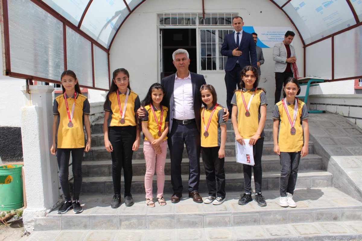 ataturk_candr's tweet photo. 2022-2023 eğitim öğretim yılımızı bugün itibariyle tamamladık. Karne törenimizde  hafta içi yapılan etkinliklerde dereceye giren öğrencilerimiz ile dönem sonu not ortalamasında kendi sınıflarında birinci olan öğrencilerimiz ödüllendirildi. @Candirmem @tugaycingirt @ziyapolat73 https://t.co/viNTYSyNTT