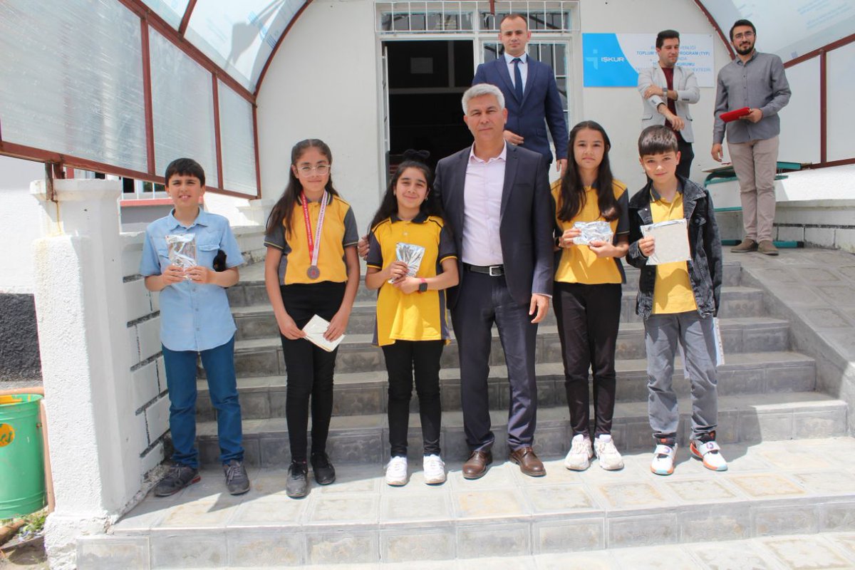 ataturk_candr's tweet photo. 2022-2023 eğitim öğretim yılımızı bugün itibariyle tamamladık. Karne törenimizde  hafta içi yapılan etkinliklerde dereceye giren öğrencilerimiz ile dönem sonu not ortalamasında kendi sınıflarında birinci olan öğrencilerimiz ödüllendirildi. @Candirmem @tugaycingirt @ziyapolat73 https://t.co/viNTYSyNTT