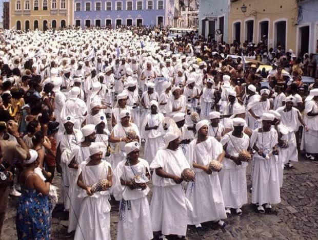 Pelourinho, Salvador. As vestes brancas é aquilo que caracteriza a união de nossos povos. Viva as comunidades de Terreiro! Viva a sexta de Òṣàlá 🤍