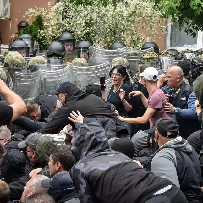 #Kosovo: #CFWIJ is closely monitoring worrying developments in Kosovo. Over 3 weeks we have recorded 10 attacks on women journalists reporting on escalating tensions in the north. Protestors have threatened, intimidated media workers, and destroyed press vehicles... (1/7)