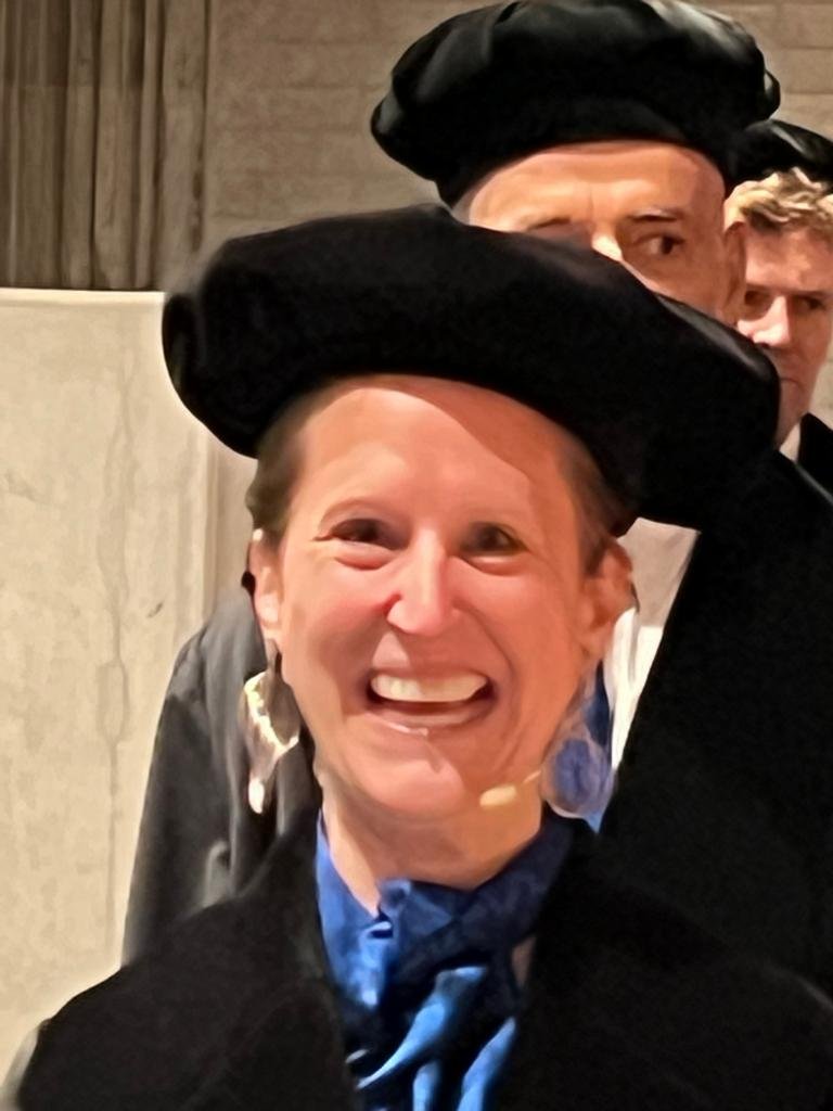 /Fay-lee-nuh/ tweet media