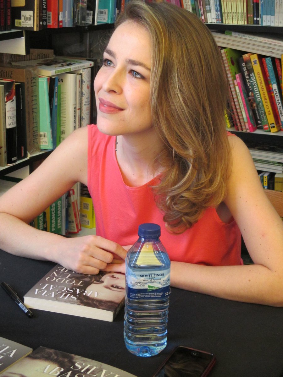 Josekcampos's tweet photo. ¡¡#BuenasTardes☕️🥤📚¡
#FLASHBACKFriday #FbF
En la #FeriaDelLibroDeMadrid de 2014 @FLMadrid tuve la oportunidad de charlar y compartir un ratito con #SilviaAbascal que presentaba su libro #TodoUnViaje
En mi ❤️
¡¡#FELIZDía y, #Finde para Todos🌎¡¡
@Azu31480995Azu @Jose98461004 https://t.co/VcsCz4dgzU