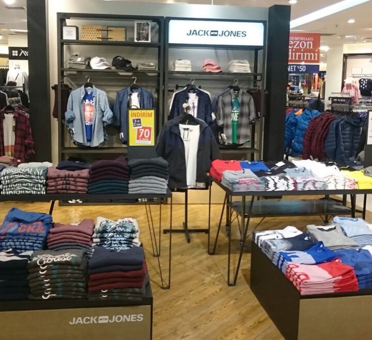 Jack&Jones'da 500 liralık  sweatshirt 200₺, 1500 liralık montlar 1200 ₺, 800 liralık eşofman ve pantolonlar 400 ₺ düştü. Tükenmeden. 🥳👇⌛️(link yorumda)