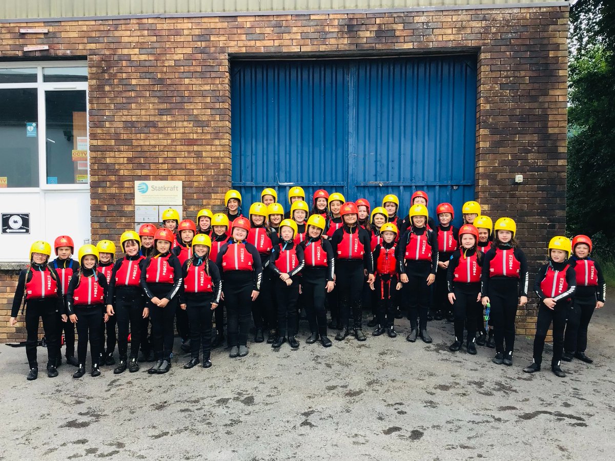 ysgol_y_dderi's tweet image. Year 4, 5 and 6 had a splashing time @LlandysulCC as part of their Bend and Flow theme #splishsplash  🌊🛶🚣🌞