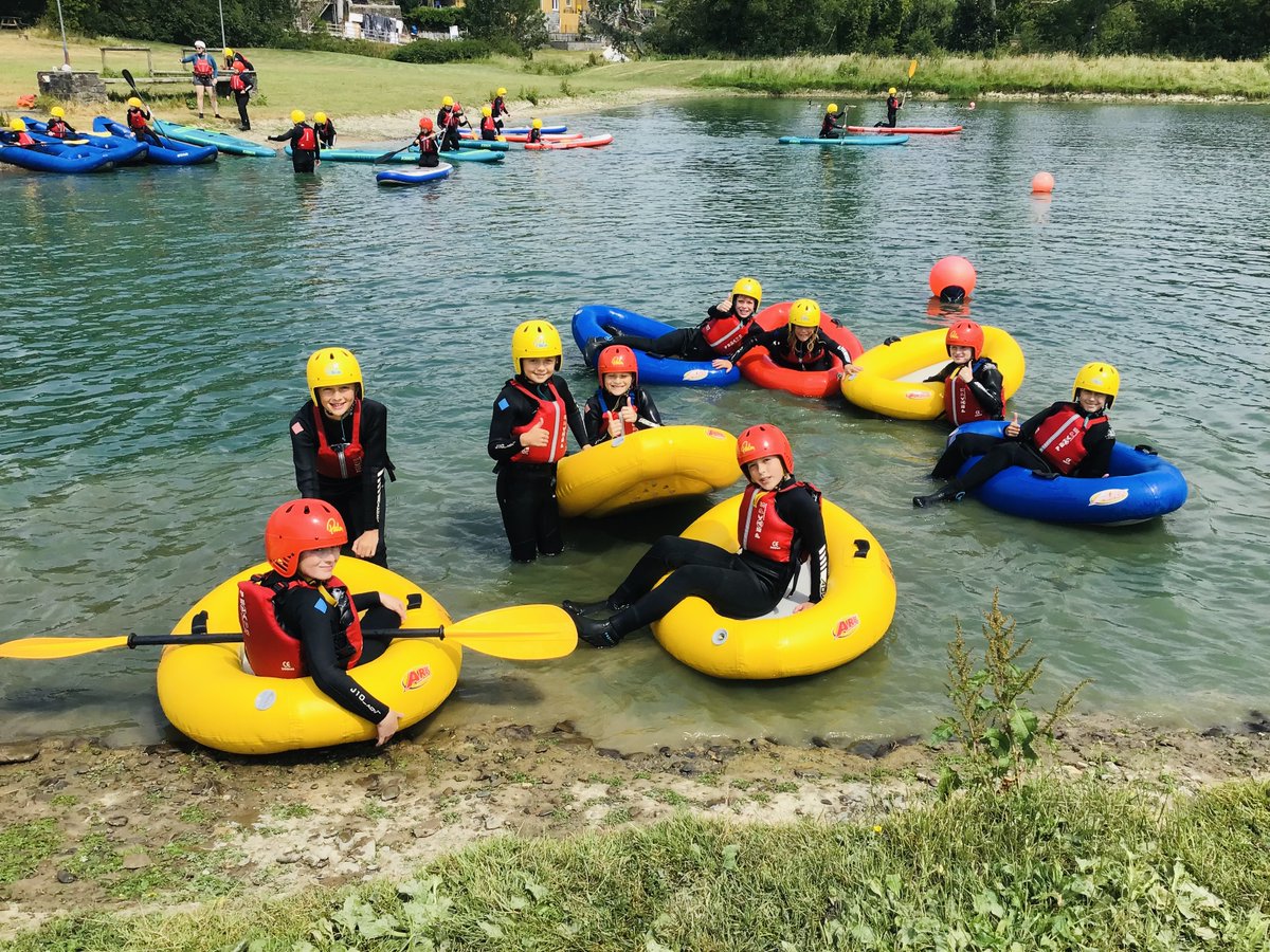 ysgol_y_dderi's tweet image. Year 4, 5 and 6 had a splashing time @LlandysulCC as part of their Bend and Flow theme #splishsplash  🌊🛶🚣🌞