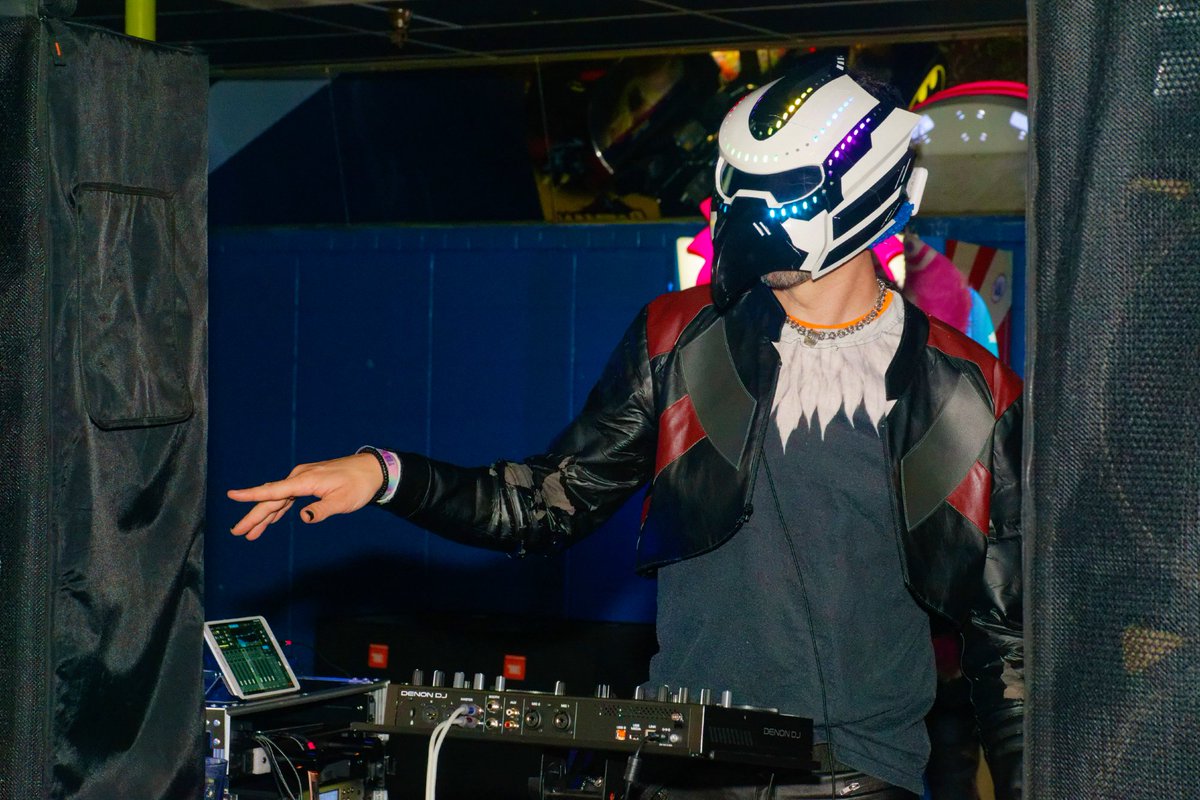 kijani_lion's tweet photo. A special #FursuitFriday video commemorating a record-breaking #WFS45 furbowl for @FurlifeNW: https://t.co/eM5LqzCndB
41 FULL LANES of furries bowling. I still canโt believe it ๐คฏ
Shout out to our world class DJ @avianinvasion playing a killer set for our 300+ attendees! https://t.co/Oi6LTBE7fe
