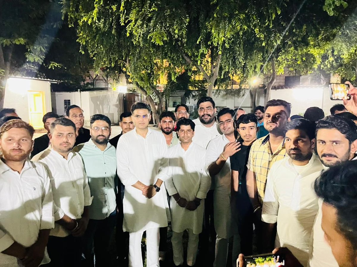 AbhimanyuP00NIA's tweet photo. युवा हृदय सम्राट लोकप्रिय जननेता आदरणीय श्री @SachinPilot जी से युवा कांग्रेस के ज़िले व विधानसभा पदाधिकारीगणो के साथ मुलाक़ात की ! https://t.co/s0GnofrhpA