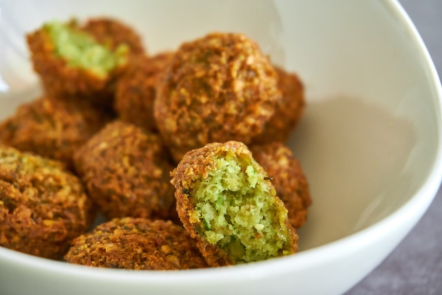 This Sunday it's #InternationalPicnicDay! Will you be going on a picnic this weekend? 🧺

Falafel is the perfect bitesize addition to a picnic. Have a go at making your own with this tasty recipe on our Learning and Skills Hub. 🧆

foodforlife.org.uk/~/media/skills…