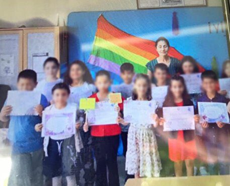 Silivri Kavaklı İlköğretim Okulu'nda sınıf öğretmeni Ahter Nur, karne günü öğrencileriyle LGBT paçavrası önünde fotoğraf çektirip sosyal medyada paylaştı.

Çok oluyorlar!