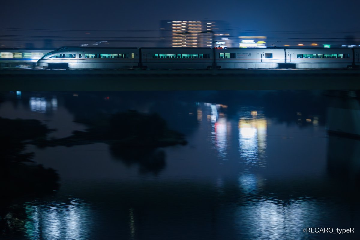 夜の多摩川を渡るVSE
消灯された車内を離合列車が照らしてくれた。
