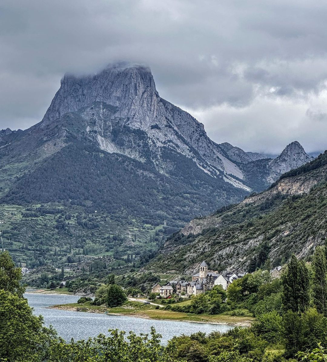Huesca_LaMagia's tweet photo. 🌄 La imponente Peña #Foratata ⛰ y el encantador pueblo de #Lanuza 😍 te transportarán a un escenario mágico en los #Pirineos 😍✨
Foto de https://t.co/ctRSY9pdXD https://t.co/S9up7tafXB