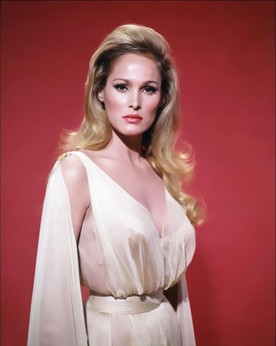 🔥 The ultimate Bond girl, Ursula Andress, has been captivating hearts since 1962 🔫 #JamesBond #IconicBeauty bit.ly/2MfXpkn