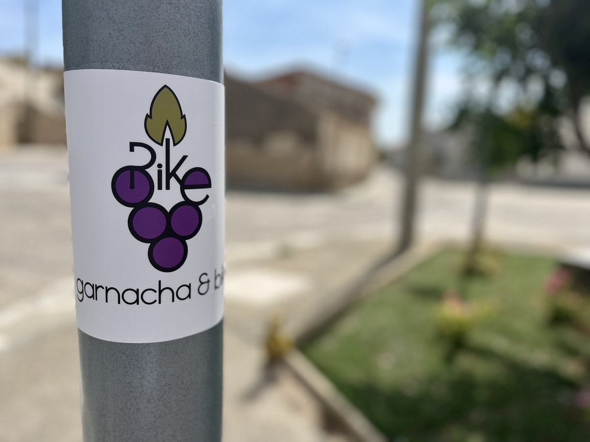 Hoy ha tocado reforzar la señalización de la ruta #GarnachaBike. Si te gusta el BTT y quieres conocer las rutas disponibles en #RutaGarnacha sólo tienes que hacer clic aquí larutadelagarnacha.es/fichas.php?SG=… ¿Quieres conocer nuestros paisajes a golpe de pedal?