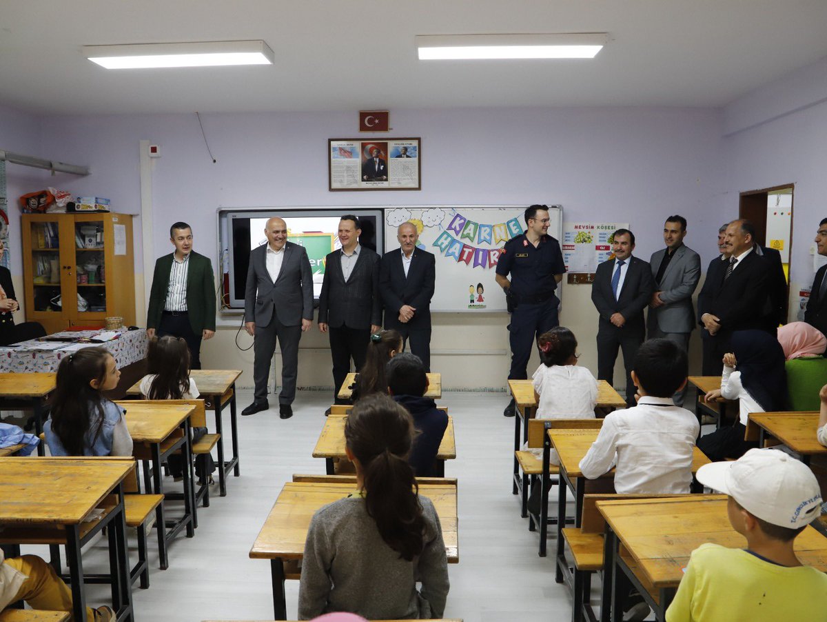 Güvem İlkokulu ve Ortaokulu karnelerini güzel bir yılsonu programı sonrasında Güvem Mahallemizde öğrencilerimize verdik. 

Güzel bir tatili hakeden tüm öğrencilerimize aileleriyle geçirecekleri mutlu bir tatil dönemi diliyorum.

📍Güvem Mahallesi