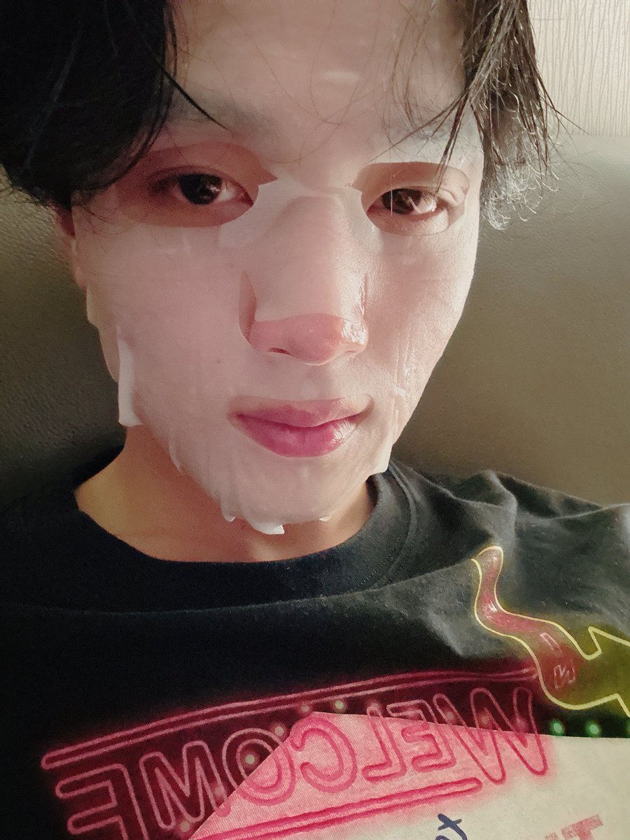 RT @haechanprints: haechan selcas wearing a face mask cutie~ https://t.co/kX0Ng3fICS