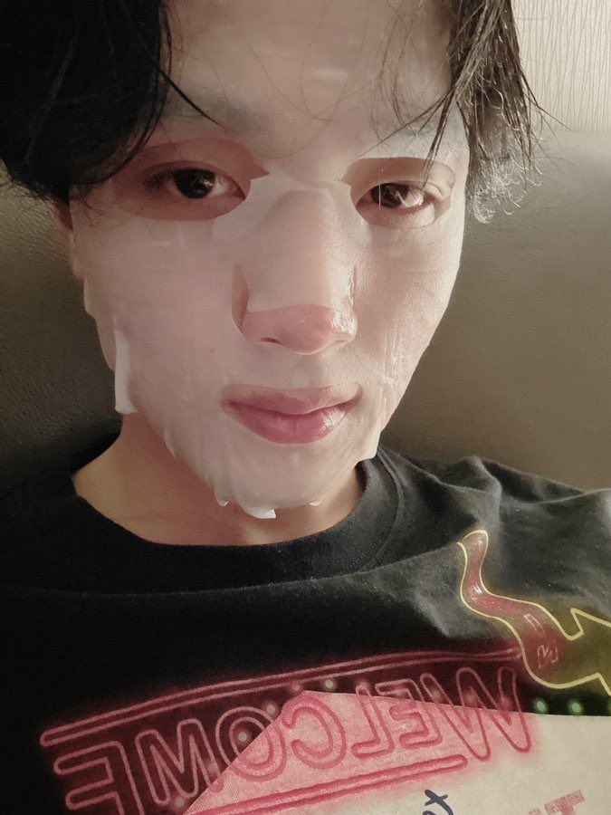 RT @LHCLOOKS: haechan selca with face mask >>> https://t.co/PiN1XiyJNg