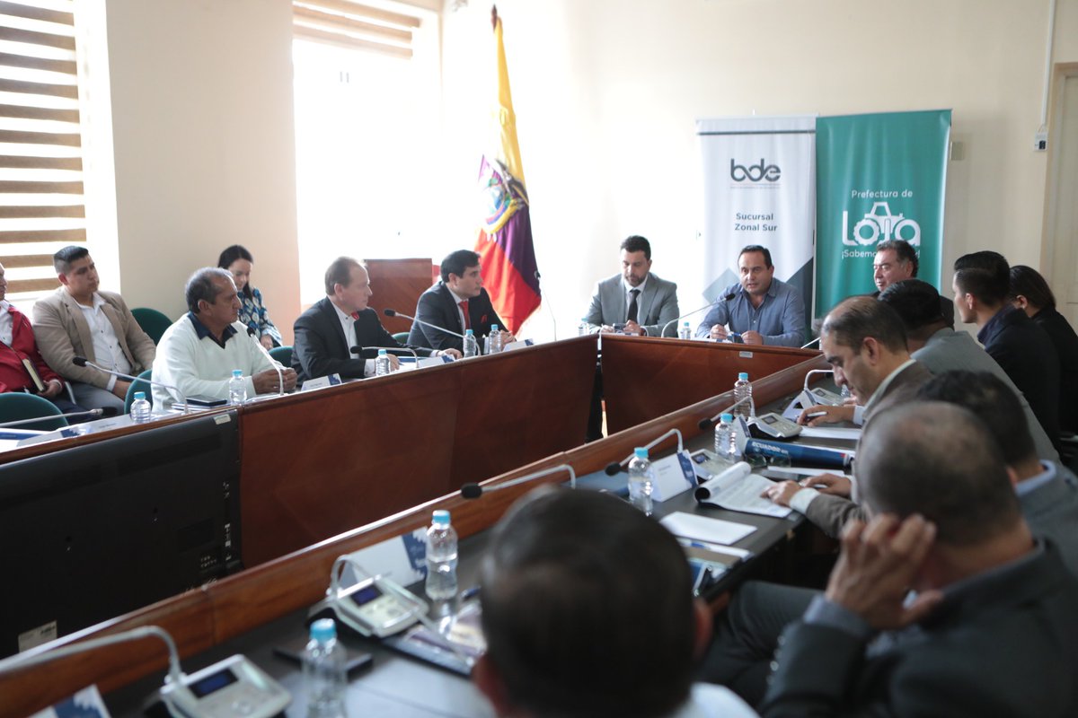 BDEcuadorBP's tweet photo. #Loja|| 👉El #GerenteGeneralBDE, @hcastanierj, sostuvo una reunión con los alcaldes para conocer de primera mano las necesidades y buscar soluciones de manera colaborativa que impulsen el desarrollo de la provincia y contribuyan al crecimiento del país 🇪🇨.

#TransformamosVidas https://t.co/D03tC4yqV5