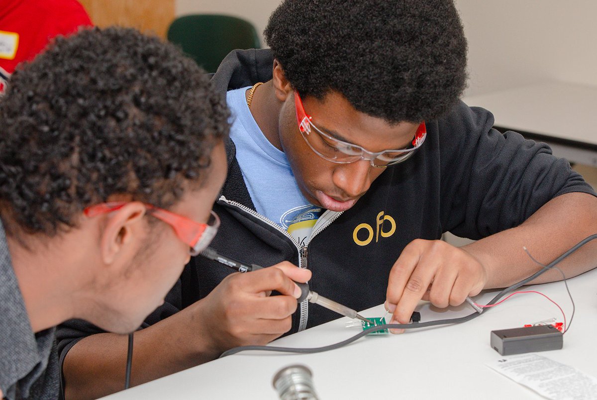 dunwoodycollege's tweet image. Week 1 of the Pathways to Career (#P2C) Summer Experience means hands-on projects in #CAD designing, #3Dprinting, #machining, #robotics, #welding,  #Engineering and a site visit to Minnetronix. We can&apos;t wait to see what next week brings! #TechnicalEducation #Scholarships