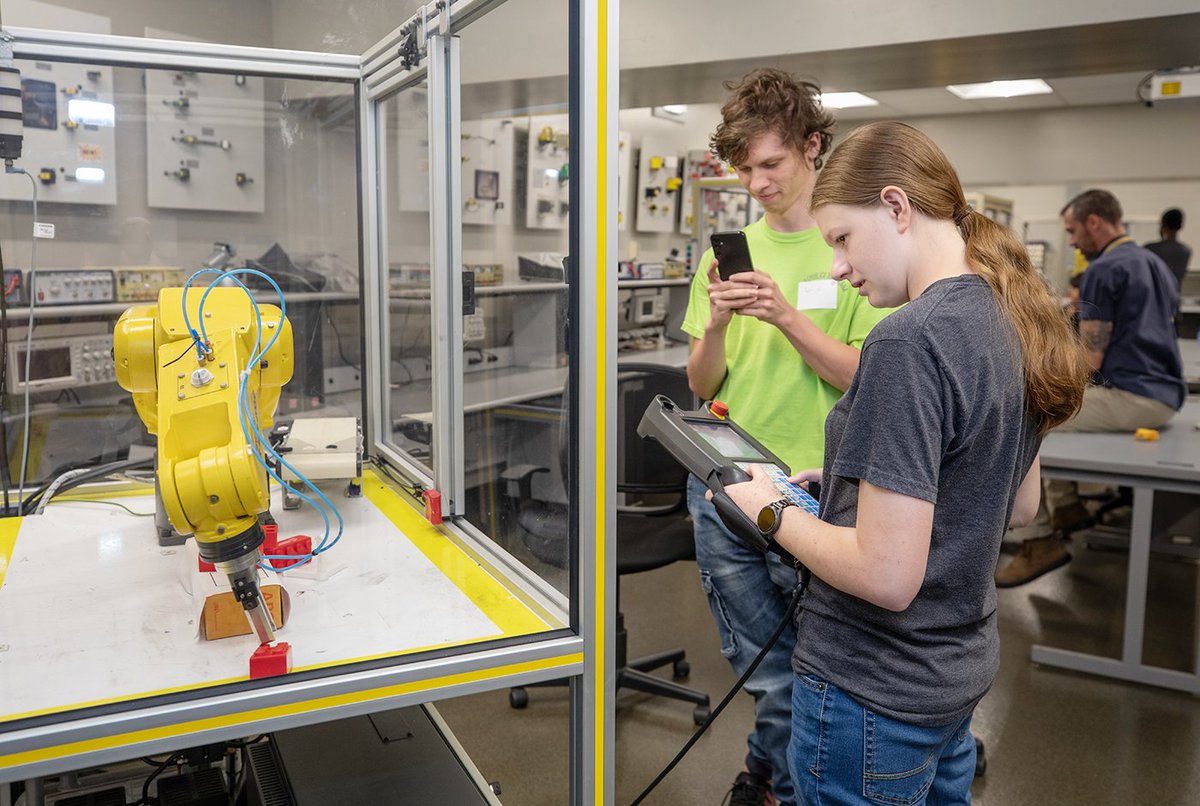 dunwoodycollege's tweet image. Week 1 of the Pathways to Career (#P2C) Summer Experience means hands-on projects in #CAD designing, #3Dprinting, #machining, #robotics, #welding,  #Engineering and a site visit to Minnetronix. We can&apos;t wait to see what next week brings! #TechnicalEducation #Scholarships