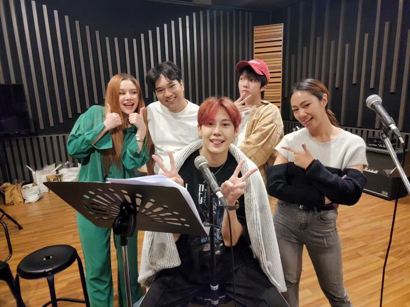 [16.06.2023] IG updated : p.plakplak

บุ๋น แซมมี่ เอิร์ธซ้อมร้องเพลงกันเสร็จแล้วน๊า เปรมสเปซไม่มา อดถ่ายรูปเลย โปรเจคนี้ครูแอมป์มาช่วยสอนLeadเลย ขอบคุณมากครับ

📍 instagram.com/p/CtjcuRxBmcA/…

#bb0un