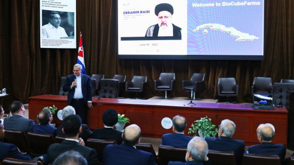 #iran:The President visited the Centre for Genetic Engineering and Biotechnology (CIGB) in Havana and the vaccine production line.