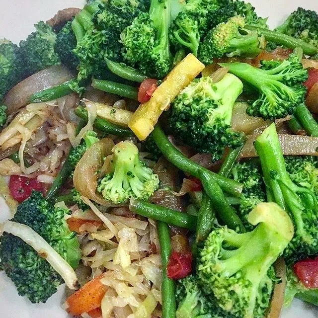 Delicious veggie plate with lots of #broccoli. :-) #healthyeating #healthyfood