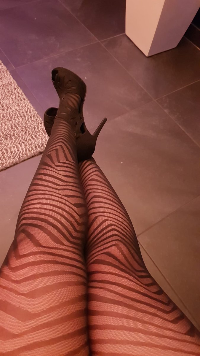 MeesteresLouise's tweet photo. Heerlijk om met een scherpe hak in een balzak te prikken.
X
#cbt #trampeling #bdsm #femdom https://t.co/1Kl9PZqKHB